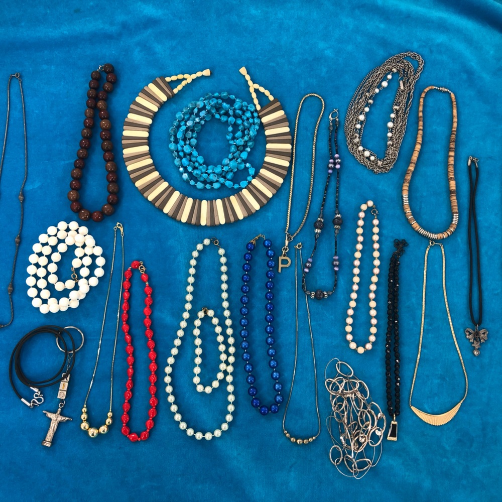 19 Necklaces Some Vintage made of Glass Beads, Metal, Wood, Gold, Silver, Blue